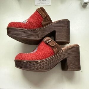 Born Sundance Carmen Clogs Size 6